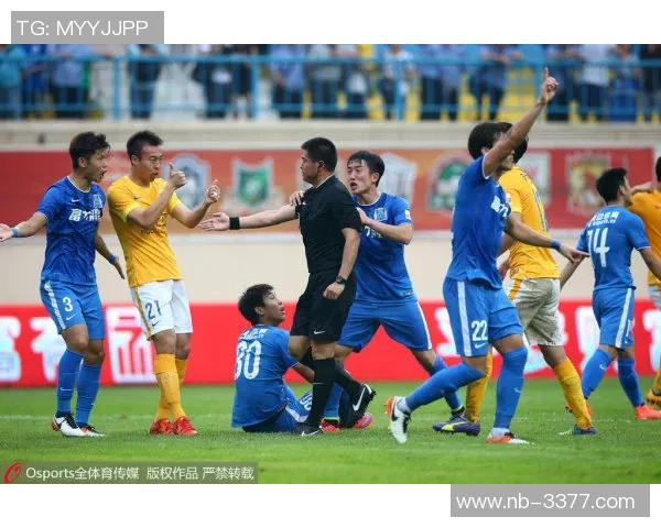 足球边裁举旗的瞬间与比赛节奏的微妙关系探讨